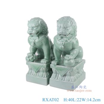RXAT02     豆青獅子狗坐姿雕塑一對，   高40直徑22口徑底徑重量6.1KG