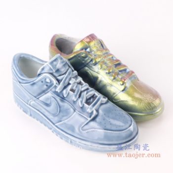 RZQU03   顏色釉青釉雕刻帆布紋耐克鞋子   高：11.5直徑：24.5口徑： 底徑： 重量：0.5KG